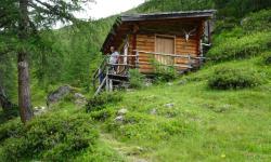 Bei dieser Hütte machen wir Rast.