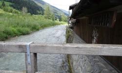 in Italien hinter der Grenze gehen wir über diese Brücke