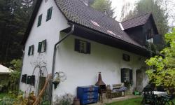 Forsthaus unter der Autobahn