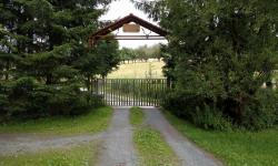 Start in Willersdorf, entlang eines Feldweges, vorbei an diesem Tor