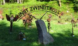 Start an der Bundesstraße. Ein Künstler hat hier beiderseits der Straße seine Müllsammlung aufgestellt.