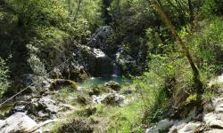 wir wandern in das linke Tal, eine enge Schlucht, hier sieht man den 1. kleineren Wasserfall