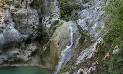 der 2. Wasserfall, Bacva, fällt in einen ausgewaschenen Kessel