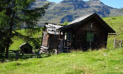 Dazwischen liegt die Weneberger Alm.