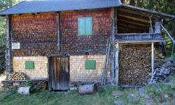 Vor der Leppener Alm wandern wir noch bei der Pflügl Hütte vorbei.
