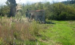 kleine Hütte vor der Bergauffahrt nach Motovun