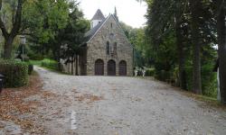 Pfarrkirche Rekawinkel "Zur hl. Theresia vom Kinde Jesu" wurde 1934 als "Engelbert-Dollfuß-Gedächtniskirche" errichtet.
