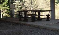 Unter der Südautobahn ein "idyllischer" Rastplatz.